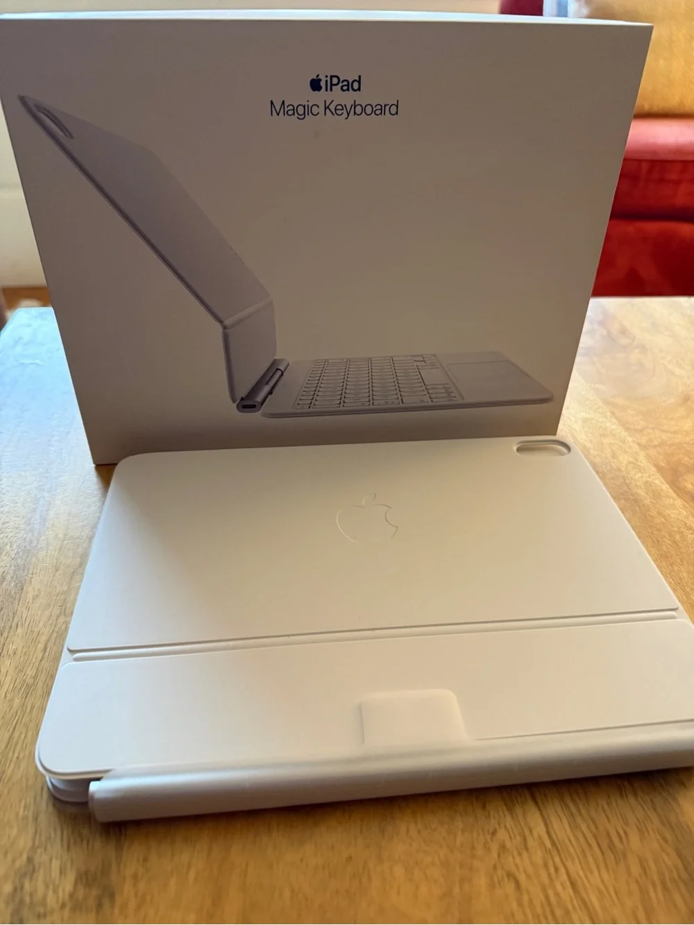Apple Magic Keyboard: Keyboard and Case for iPad Air 11-inch -White